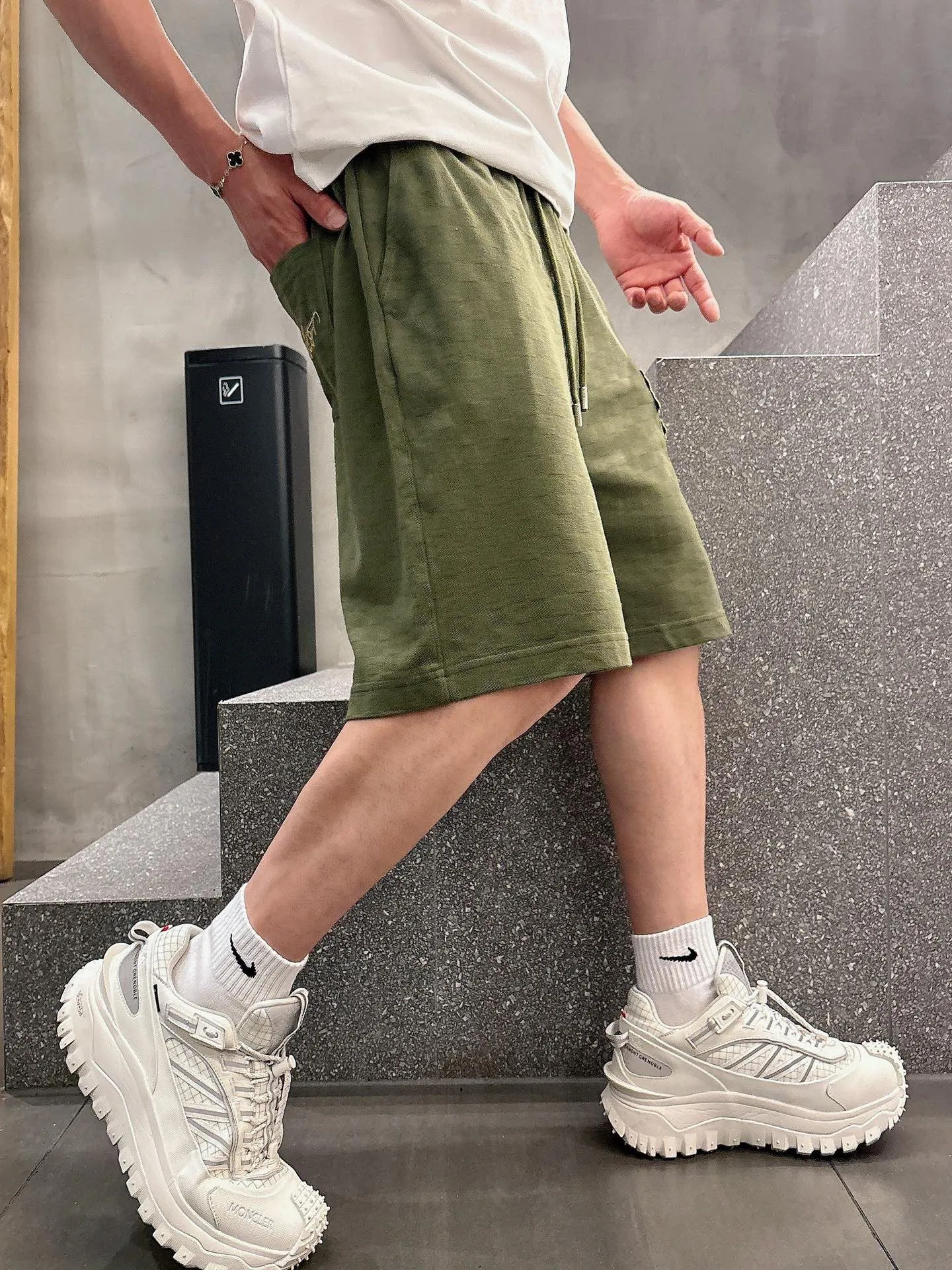 Louis Vuitton/Louis Vuitton embroidered badge checkerboard shorts
